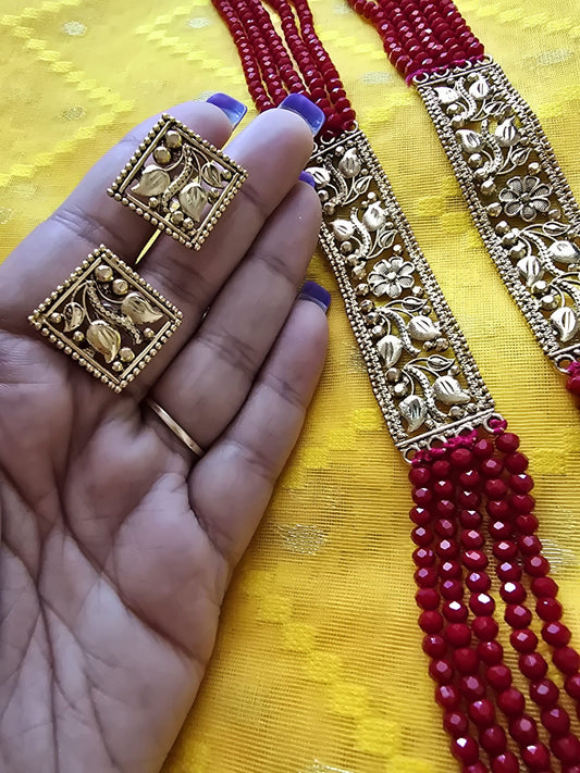 MAROON CRYSTAL STATEMENT NECKPIECE WITH VINTAGE GOLD POLISH IN SABEKI DESIGN